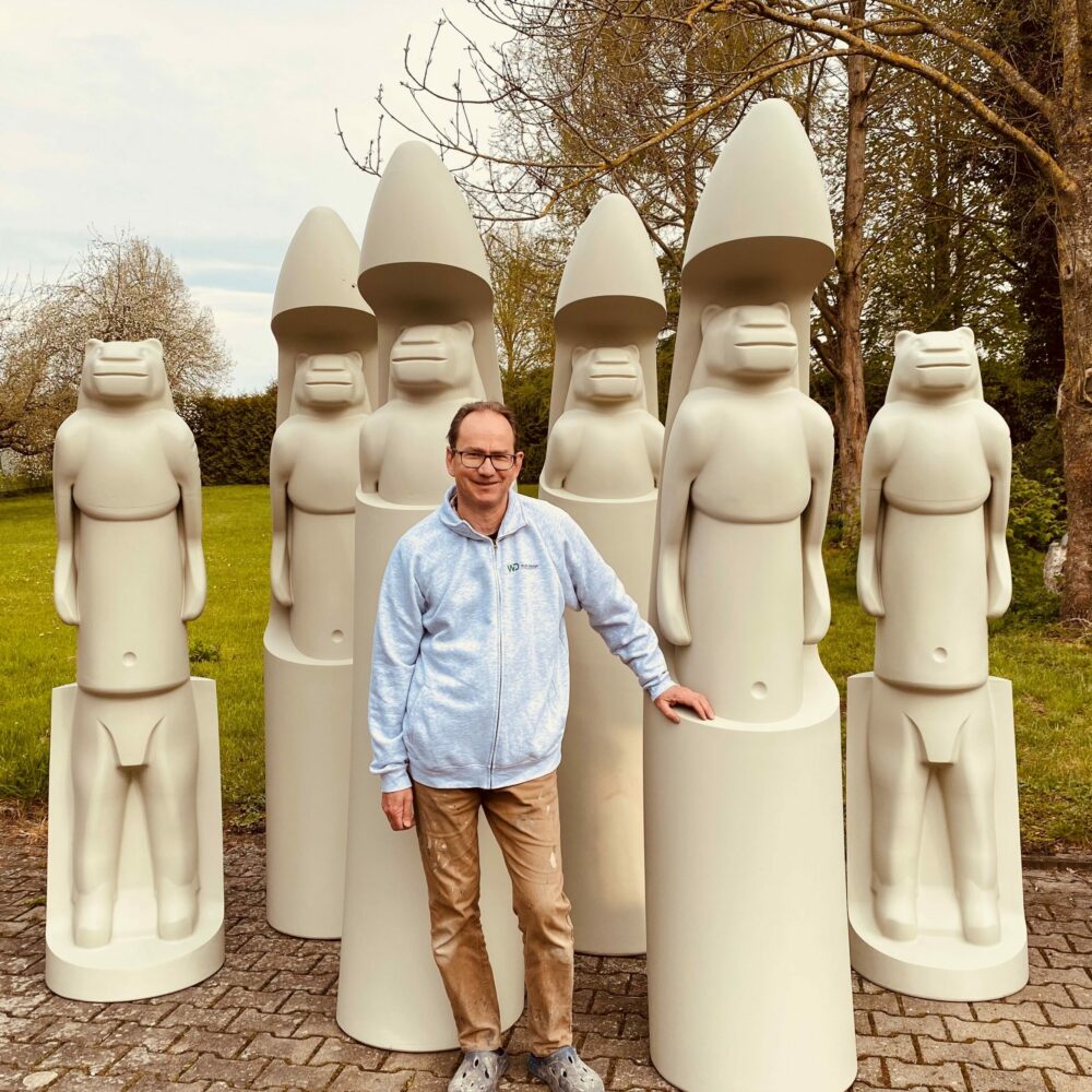 Löwenmensch-Skulpturen – gefertigt aus Polyester-GFK von Waltl Design für die Gemeinde Asselfingen Löwenmensch-Skulpturen aus glasfaserverstärktem Kunststoff (Polyester-GFK) im Faserverbund, gefertigt von Waltl Design für die Gemeinde Asselfingen. Großformatige Figuren, inspiriert vom eiszeitlichen Löwenmenschen aus der Hohlenstein-Stadelhöhle.