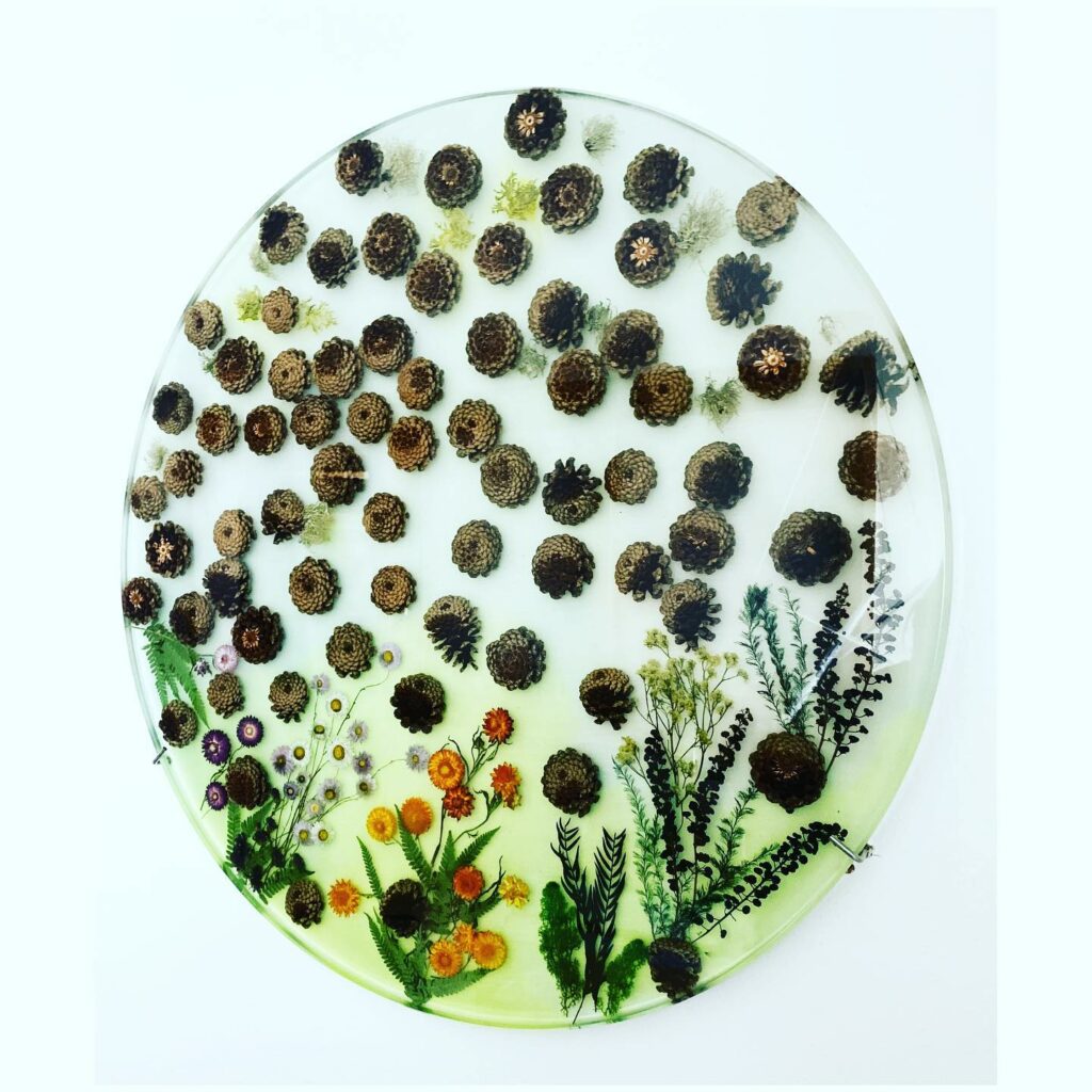 Epoxidharz Tischplatte mit eingegossenen Tannenzapfen und Trockenblumen 