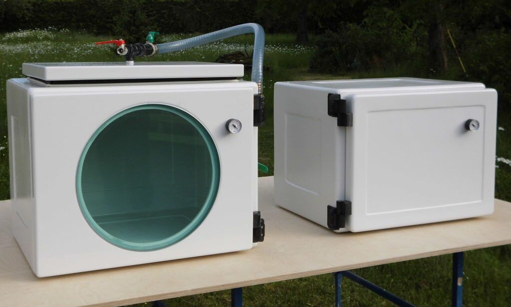 Eigenentwickelte Vakuumkammer von Waltl Design in leichter Sandwichbauweise mit Aramid-Kevlar-Wabenkern. Die Kammer erreicht ein Vakuum von 9,6 mbar in unter 30 Sekunden und stellt den atmosphärischen Druck in 3 Sekunden wieder her. Ideal für präzisen Vakuumguss mit PU-Gießharz, Formenbau und Materialtests im Prototypenbau.