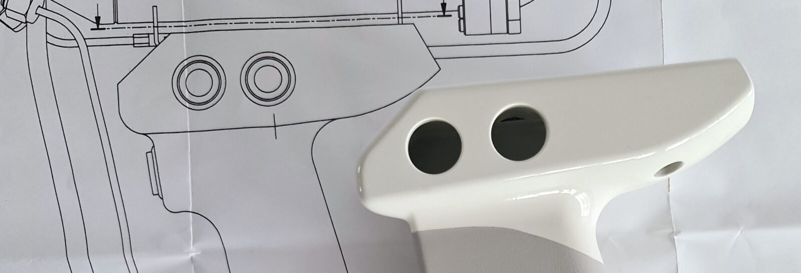 Polyurethan-Urmodell für den Vakuumguss, gefertigt bei Waltl Design – Hochglanzoberfläche und matt lackierter Griff, hergestellt nach Zeichnung.