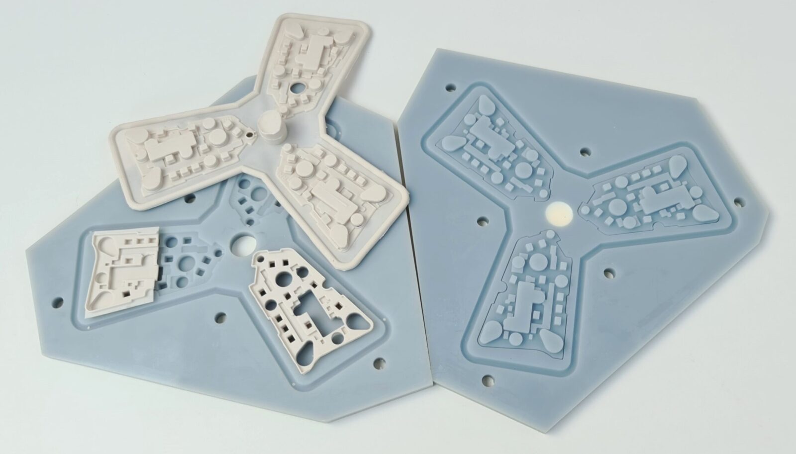 Silikondichtungen aus 2K-Platinsilikon „Im Differenzdruckverfahren gefertigte Silikondichtungen aus 2K-Platinsilikon mit präzisen 0,4 mm Wandstärken, abgegossen aus einer festen 3D-Druck-Form.“
