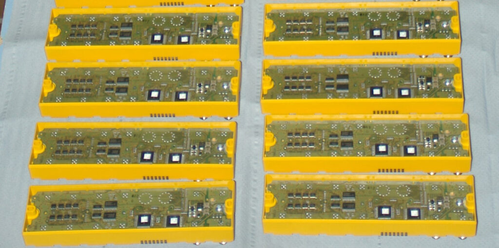 Vorbereitete Elektronikbaugruppen für einen präzisen Vergussprozess