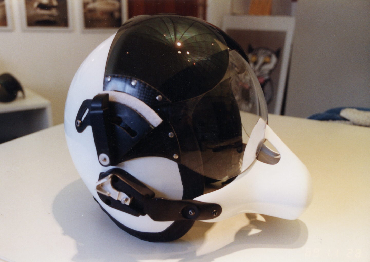 Pilotenhelm aus Faserverbund – gefertigt aus CFK, AFK-Kevlar und Epoxidharz für maximale Stabilität bei geringem Gewicht.