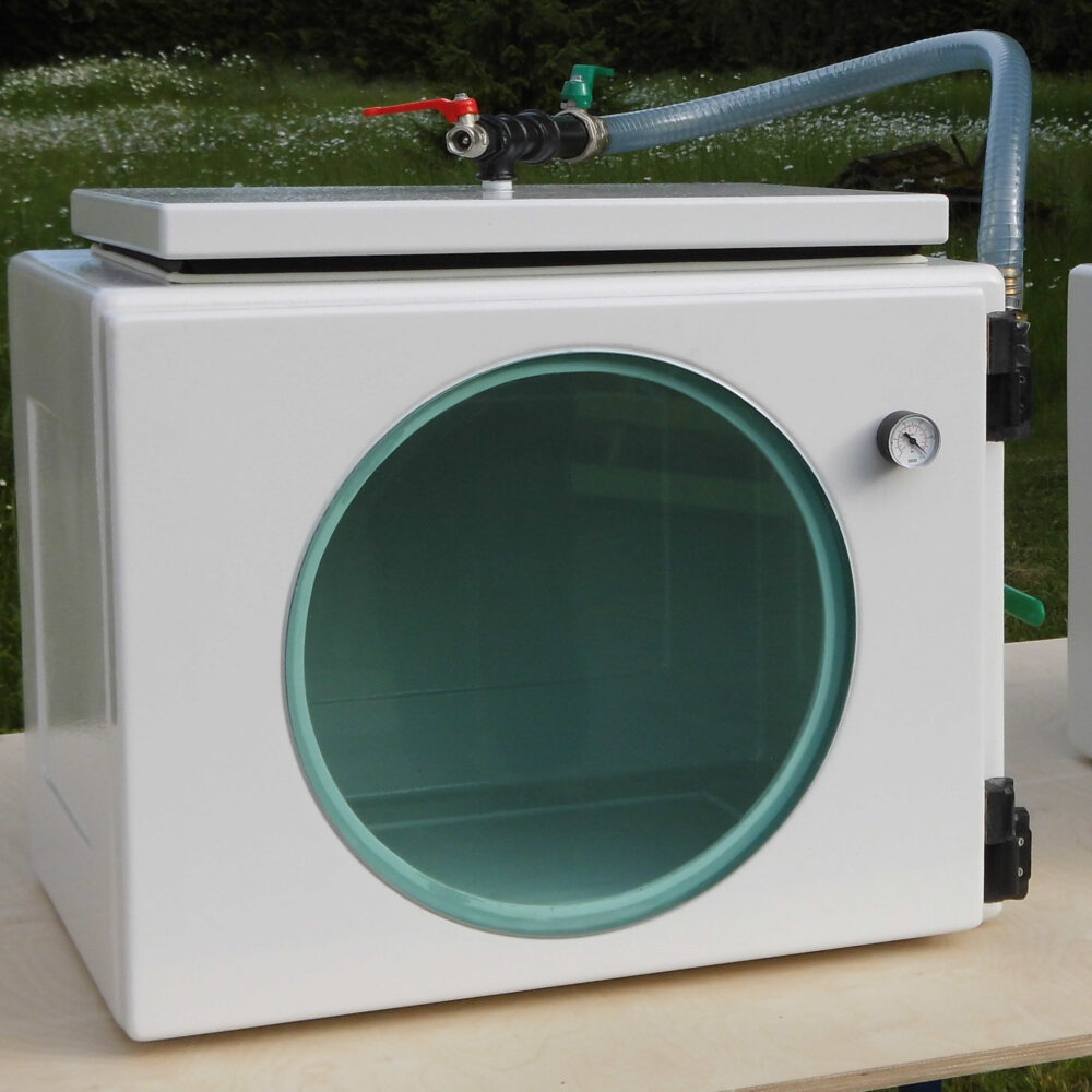 Eigenentwickelte Vakuumkammer von Waltl Design in Sandwichbauweise mit Aramid-Kevlar-Wabenkern. Erreicht ein Vakuum von 9,6 mbar in unter 30 Sekunden, ideal für präzisen Vakuumguss mit PU-Gießharz.
