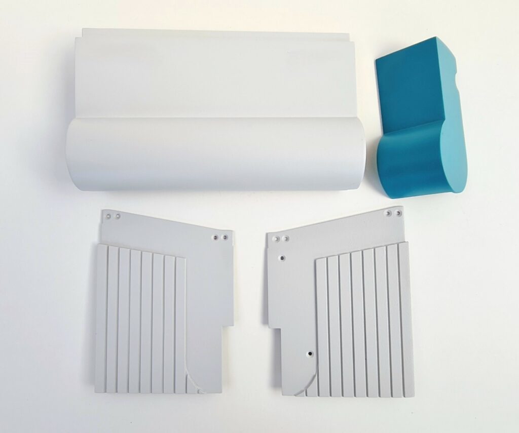 GFK-Faserverbund-Gehäuseteile für Medizintechnik – in Pressformen gefertigt, zwei Seitenteile mit Klappe und Abschlussklappe