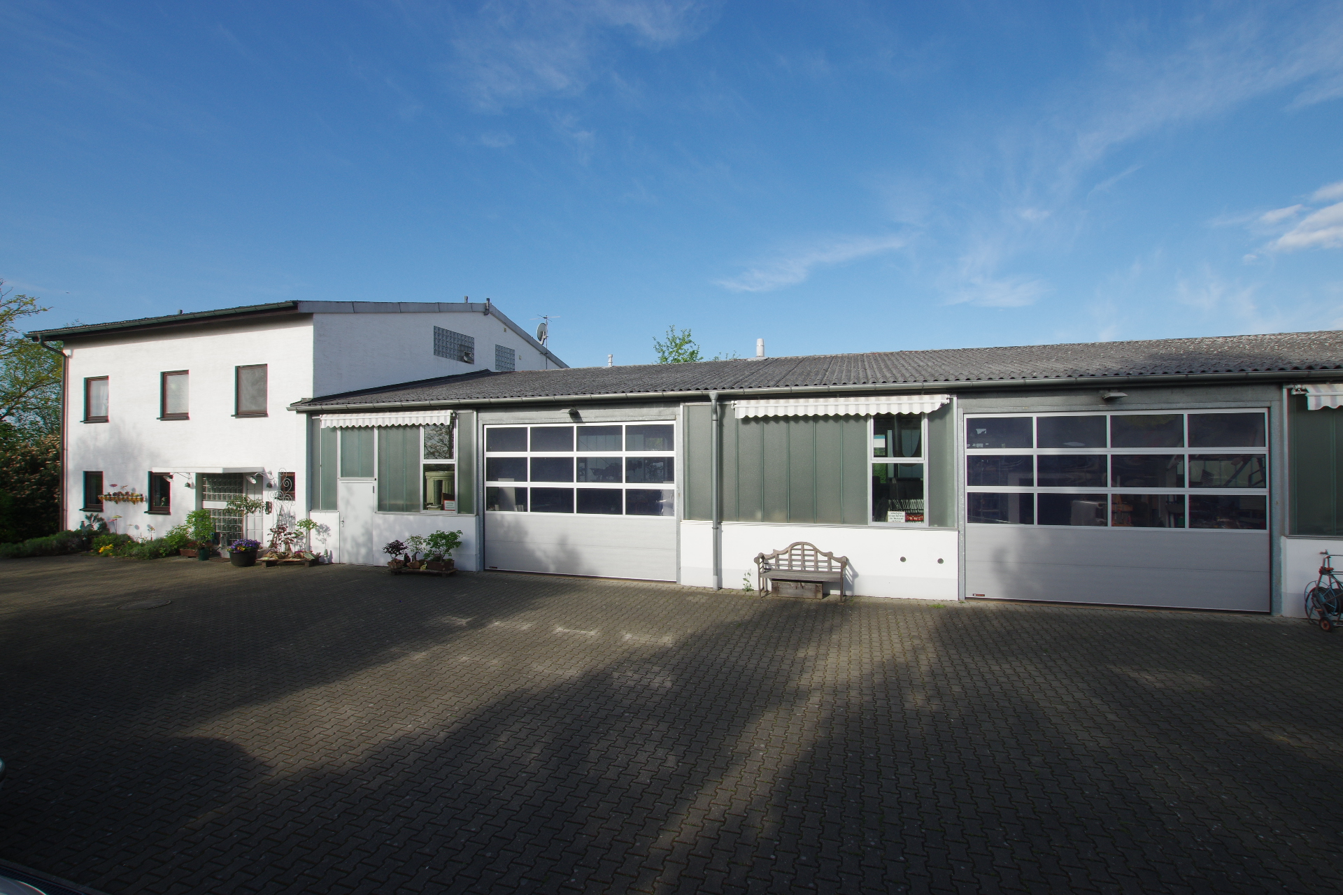 Außenansicht des Betriebsgebäudes von Waltl Design in Niederstotzingen
