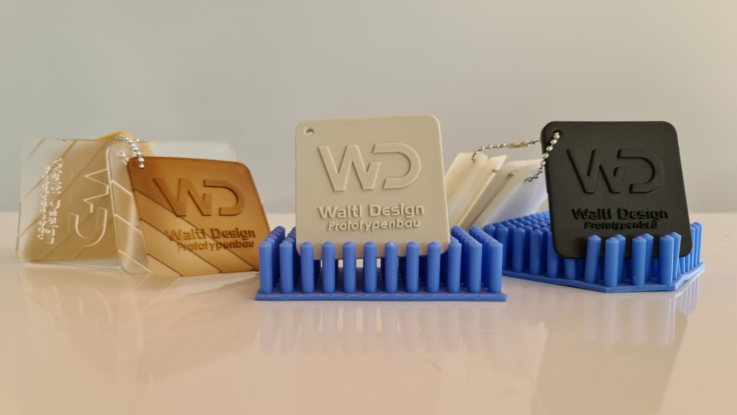 Musterbauteile aus Polyurethanharz und Platinsilikon, gefertigt bei Waltl Design. Urmodelle im 3D-Druckverfahren, Silikonguss im Differenzdruckverfahren mit selbst entwickelter Vakuumkammer hergestellt.