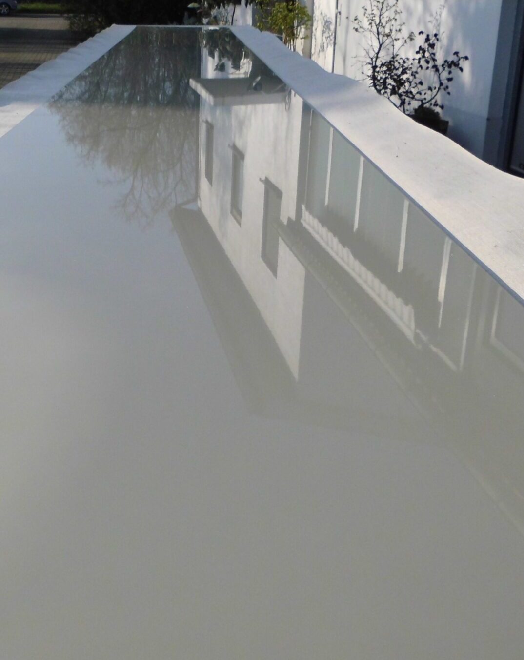 Faserverbund Busverkleidung in Sandwich-Bauweise – 7400 mm lang, 750 mm breit, spiegelglatte Oberfläche direkt aus der Form