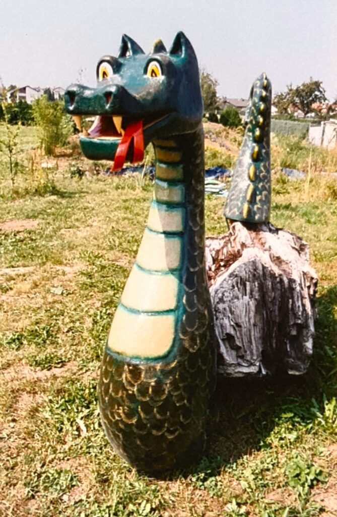 Drachenkopf aus glasfaserverstärktem Kunststoff (GFK), gefertigt von Waltl Design. Ursprünglich Teil eines Piratenschiffs im Freizeitbad Lonido, heute nach vielen Jahren noch in gutem Zustand.