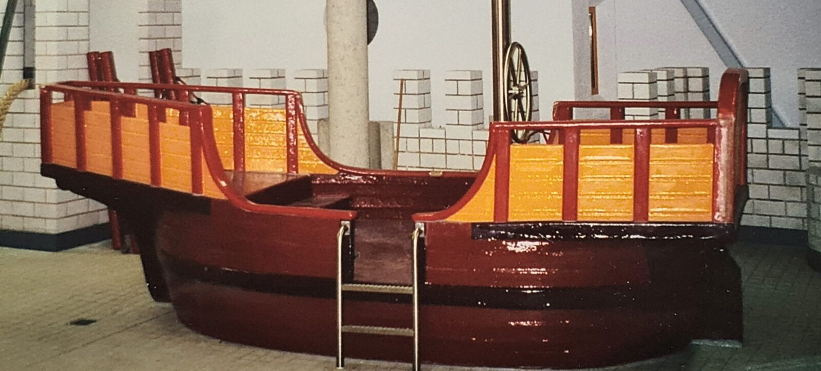 Großes Piratenschiff aus glasfaserverstärktem Kunststoff (GFK), gefertigt und lackiert von Waltl Design, Baden-Württemberg. 7 Meter langes Dekorations- und Spielelement aus Faserverbund – robust, langlebig und individuell gestaltet.