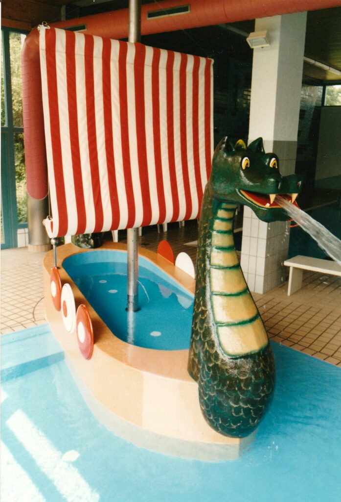 Piratenschiff aus glasfaserverstärktem Kunststoff (GFK) mit Drachenkopf und rotem Segel, gefertigt von Waltl Design für das Freizeitbad Lonido