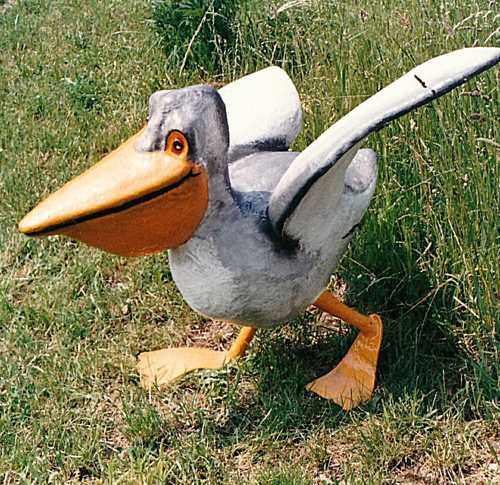 Pelikanfigur aus glasfaserverstärktem Kunststoff (GFK), gefertigt von Waltl Design. Leichte, robuste Figur für den Außeneinsatz. faserverbund schausteller