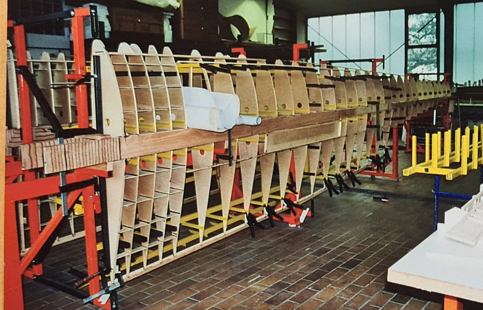 Tragflächenbau für den Samburo Motorsegler – präzise gefertigte Holztragflächen und Querruder aus Sperrholz, entwickelt von Waltl Design