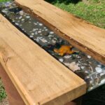 Waschtisch aus rustikaler Eiche mit eingegossenem Epoxidharz-Fluss – handgefertigt bei Waltl Design.