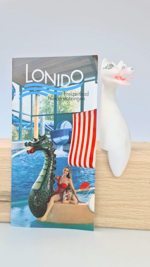 Erster Designentwurf eines Drachenkopfs aus Schaummaterial neben der fertigen GFK-Version von Waltl Design für das Freizeitbad Lonido – Schaustellerfigur in langlebiger Faserverbundtechnik.