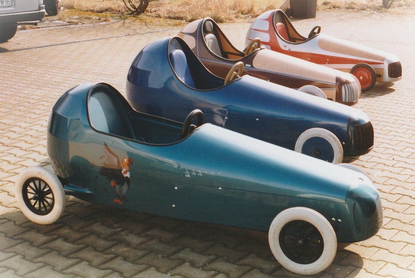 Vier designorientierte Seifenkisten mit Lackierung und klassischen Leichtbauformen. Archivfoto Waltl Design.