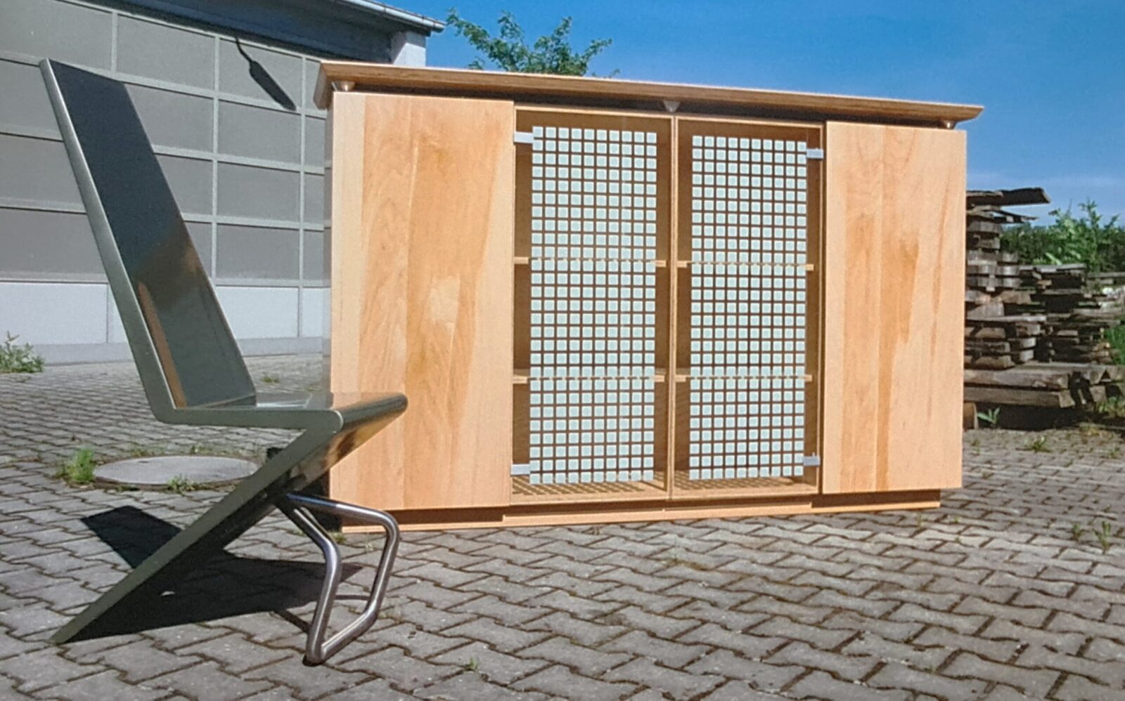 Designerschrank aus Birkensperrholz und Stuhl mit GFK-Träger – Archivfoto Waltl Design