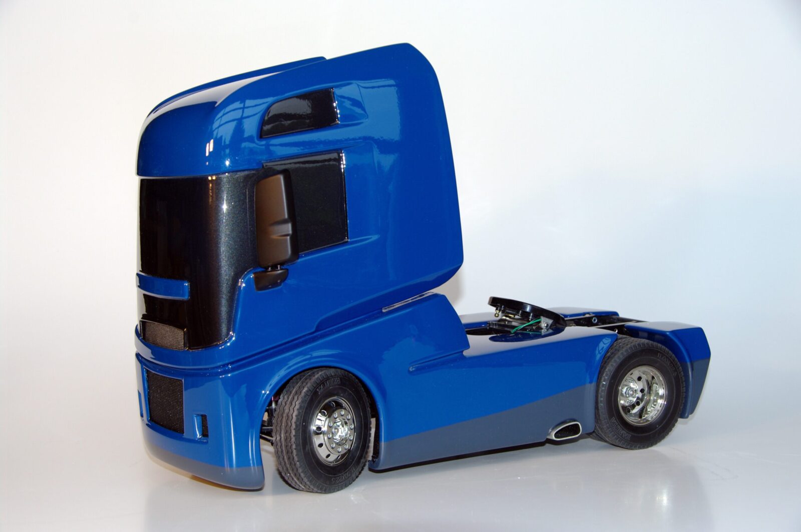 Ferngesteuertes LKW-Messemodell mit glänzender Lackoberfläche – Archivfoto Waltl Design