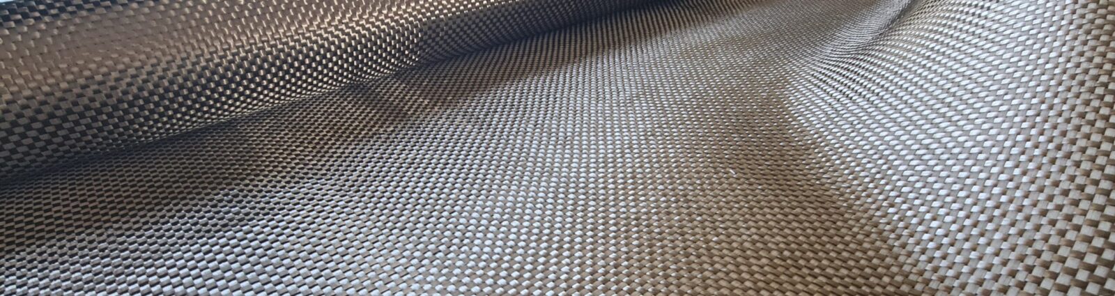 Makroaufnahme eines Kohlefasergewebes mit diagonaler Struktur – Basiswerkstoff für CFK-Leichtbau bei Waltl Design