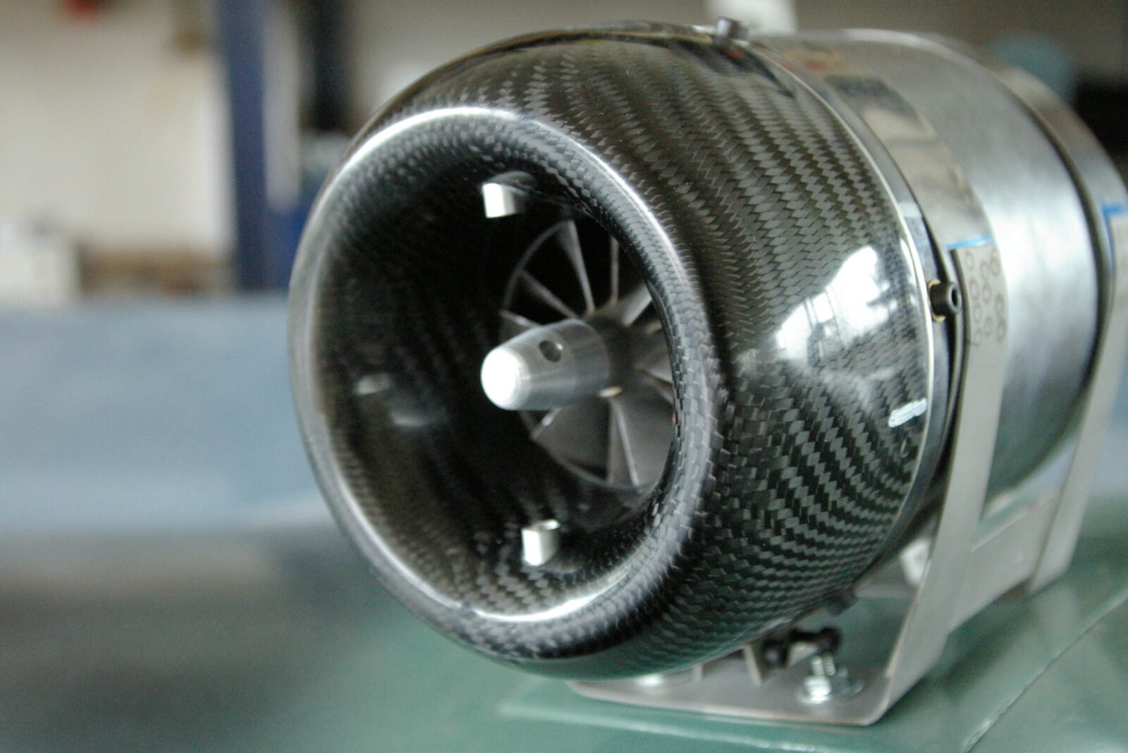 Turbinen-Ansaugung aus CFK im Pressverfahren gefertigt – Hochpräzise Leichtbaukomponente von Waltl Design