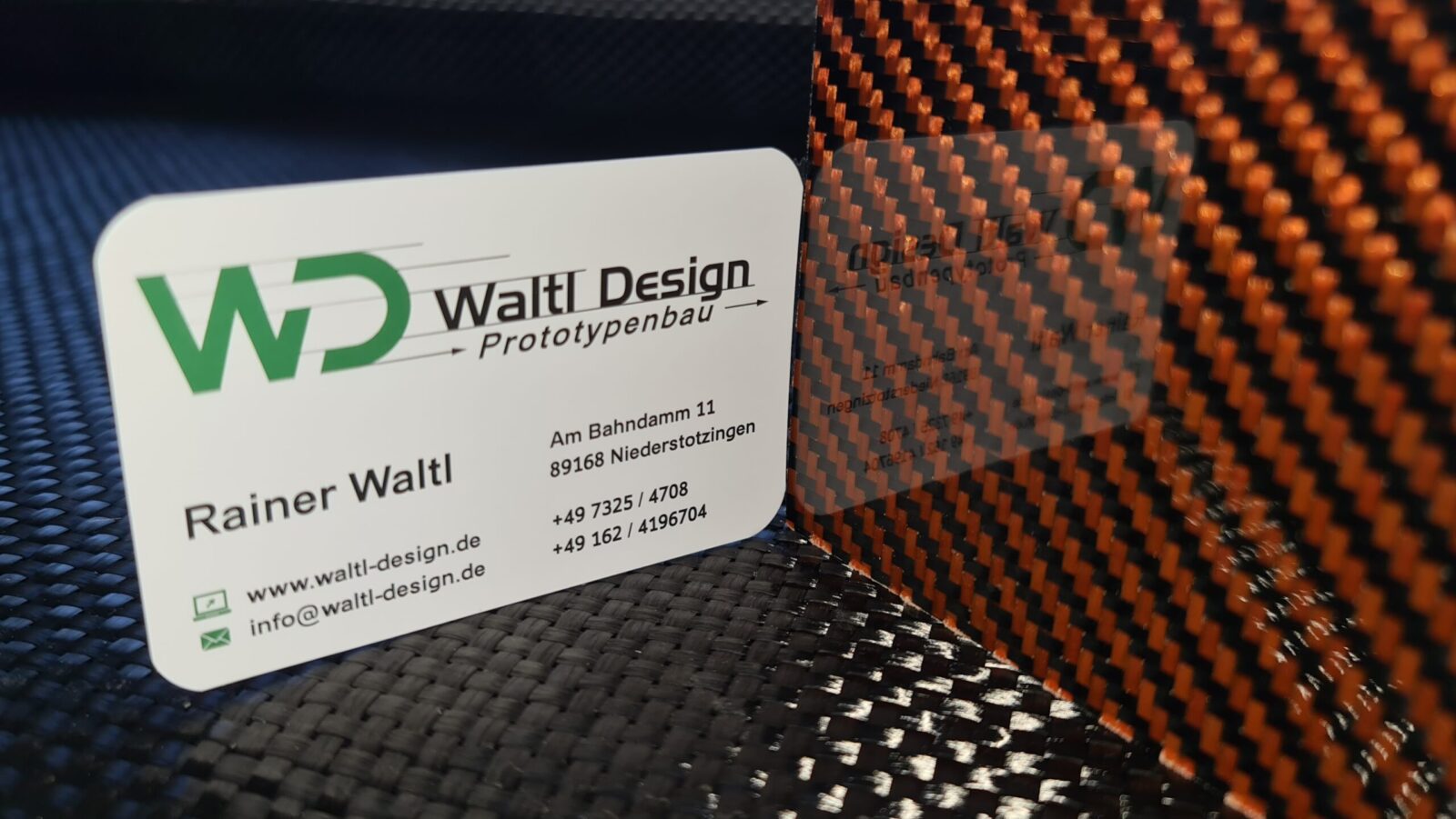 Reflektierende Nahaufnahme einer Waltl Design Visitenkarte – Fokus auf Form, Oberfläche und Materialwirkung