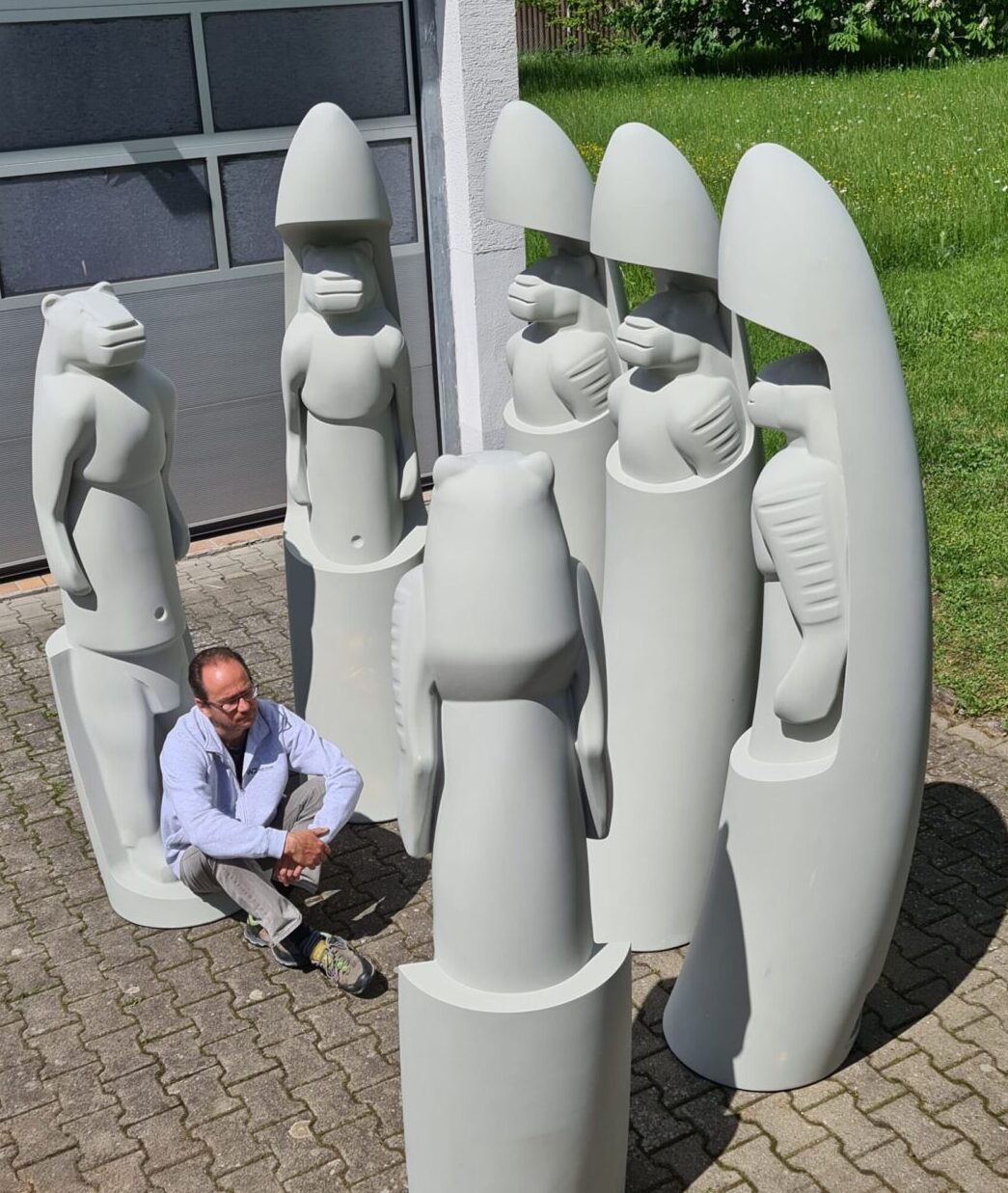 Besprechung im Kreis der Löwenmensch-Skulpturen der bei Waltl Design