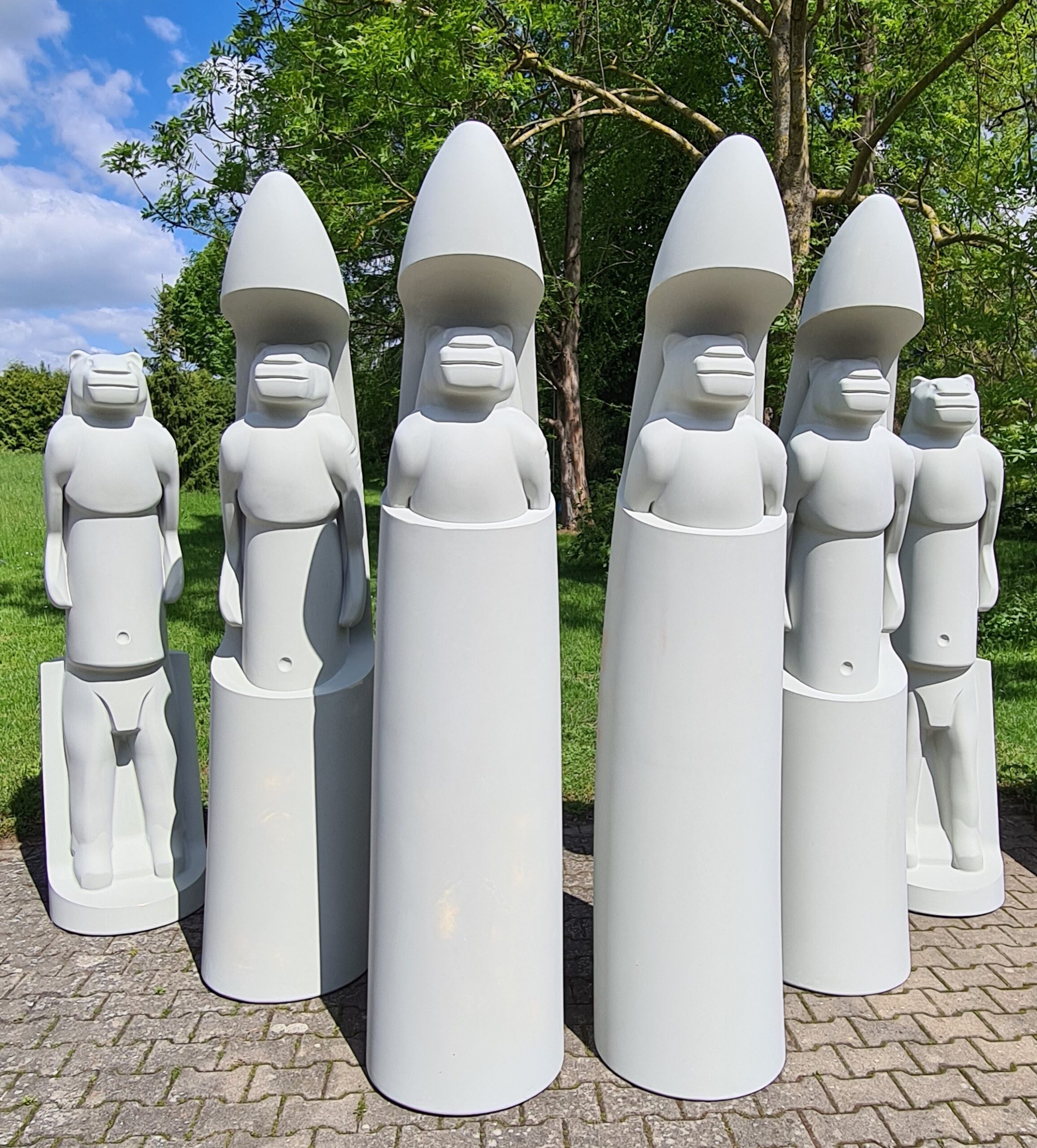 Großskulpturen „Löwenmensch“ aus GFK und Polyesterharz am Ortsein- und -ausgang von Asselfingen