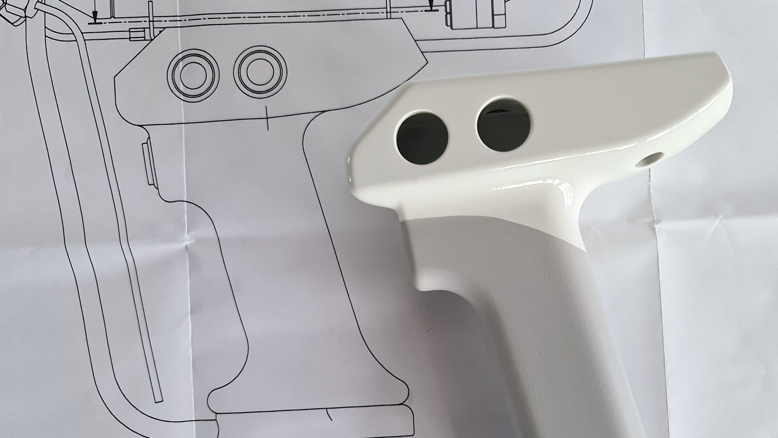 Polyurethan-Designmodell mit Hochglanzoberfläche vor technischer Zeichnung