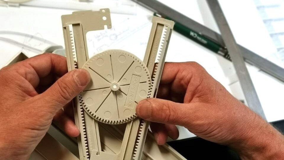 Funktionsprototyp mit Zahnstangenmechanik bei manueller Funktionsprüfung