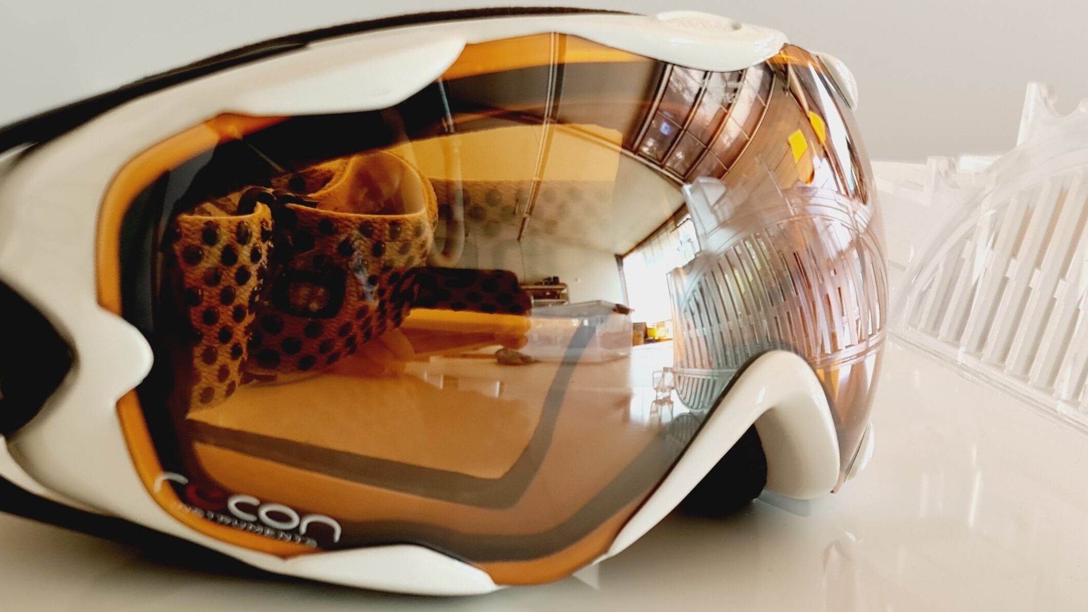 Messemodell einer Alpina-Skibrille mit transparenter Scheibe, gefertigt von Waltl Design
