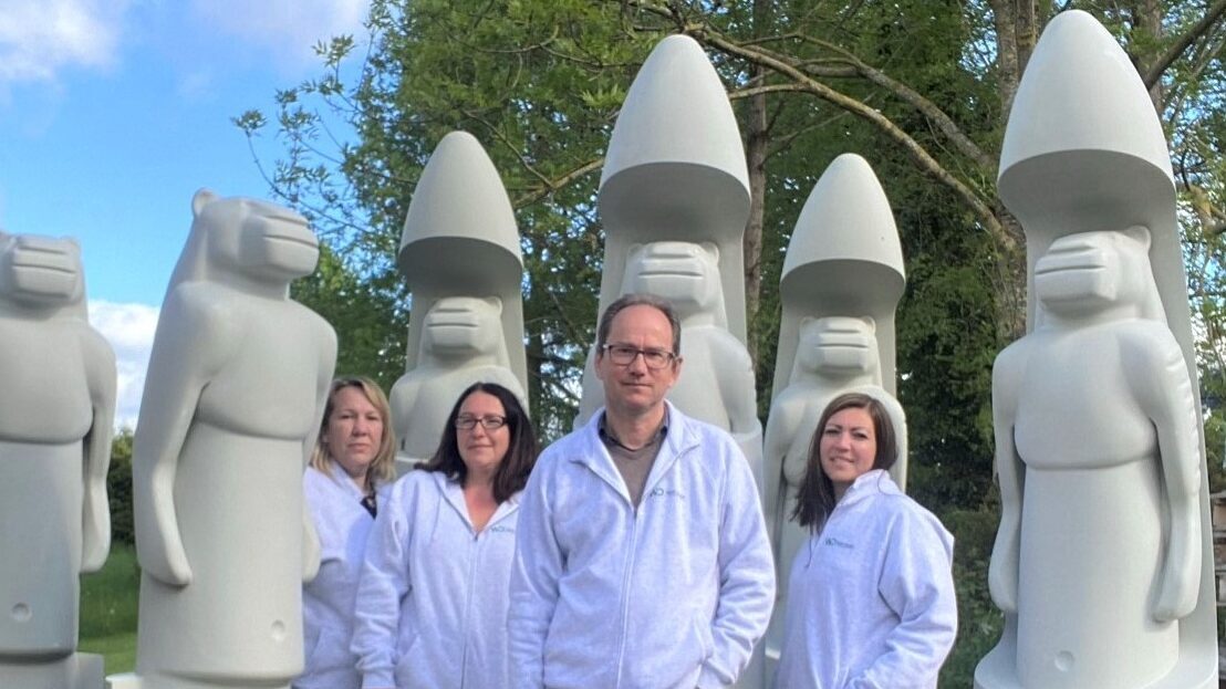 Team von Waltl Design vor den monumentalen Löwenmenschen aus Asselfingen
